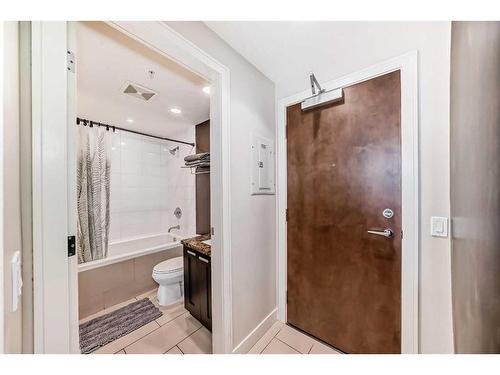 514-222 Riverfront Avenue Sw, Calgary, AB - Indoor Photo Showing Bathroom