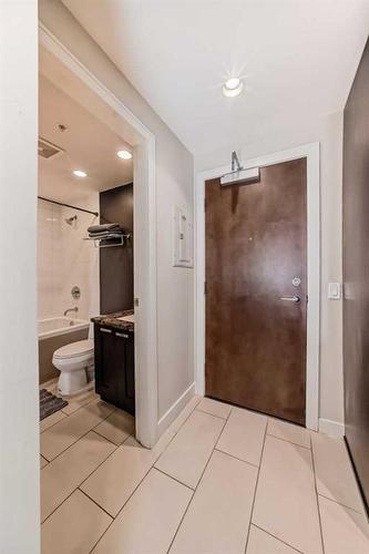 514-222 Riverfront Avenue Sw, Calgary, AB - Indoor Photo Showing Bathroom