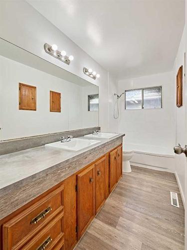 4526 Fordham Crescent Se, Calgary, AB - Indoor Photo Showing Bathroom