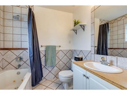 1633 18 Avenue Nw, Calgary, AB - Indoor Photo Showing Bathroom