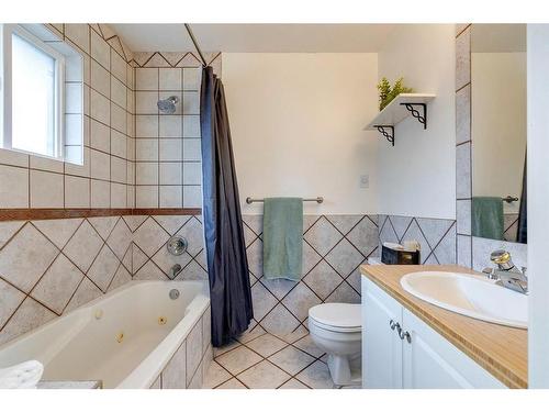 1633 18 Avenue Nw, Calgary, AB - Indoor Photo Showing Bathroom