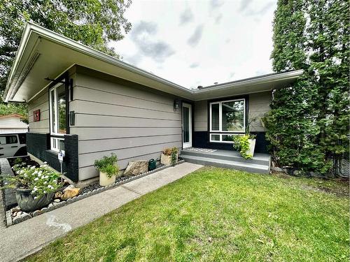 7 Midbend Crescent Se, Calgary, AB - Outdoor