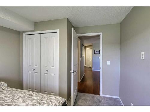 2226-10 Prestwick Bay Se, Calgary, AB - Indoor Photo Showing Bedroom