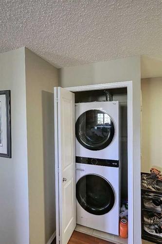 2226-10 Prestwick Bay Se, Calgary, AB - Indoor Photo Showing Laundry Room