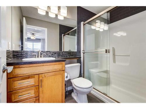 41 New Brighton Heights Se, Calgary, AB - Indoor Photo Showing Bathroom