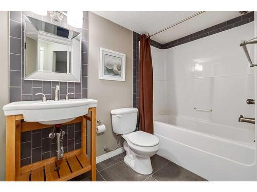 41 New Brighton Heights Se, Calgary, AB - Indoor Photo Showing Bathroom