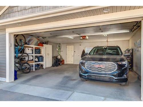 41 New Brighton Heights Se, Calgary, AB - Indoor Photo Showing Garage