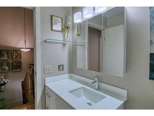 328 Brae Glen Road Sw, Calgary, AB - Indoor Photo Showing Bathroom