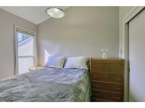 328 Brae Glen Road Sw, Calgary, AB - Indoor Photo Showing Bedroom