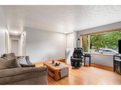 42 Malibou Road Sw, Calgary, AB - Indoor Photo Showing Living Room