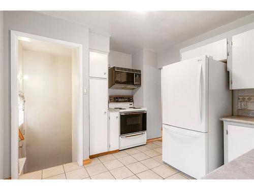 42 Malibou Road Sw, Calgary, AB - Indoor Photo Showing Kitchen