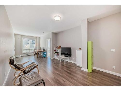 109-823 5 Avenue Nw, Calgary, AB - Indoor Photo Showing Living Room