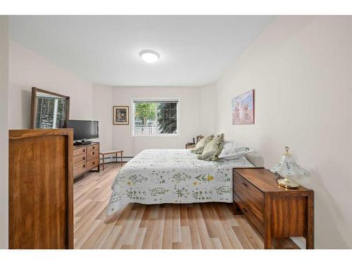 110-1415 17 Street Se, Calgary, AB - Indoor Photo Showing Bedroom