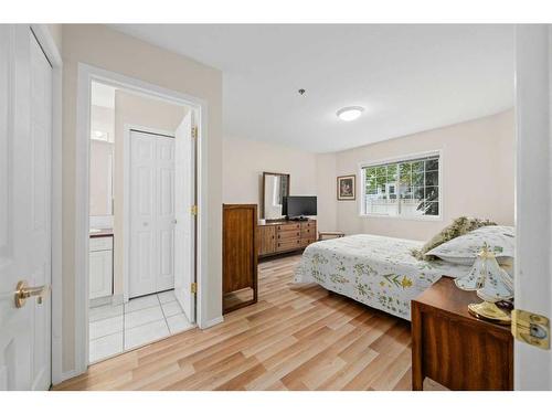 110-1415 17 Street Se, Calgary, AB - Indoor Photo Showing Bedroom