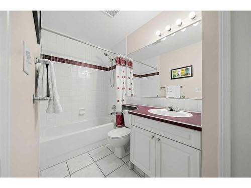 110-1415 17 Street Se, Calgary, AB - Indoor Photo Showing Bathroom