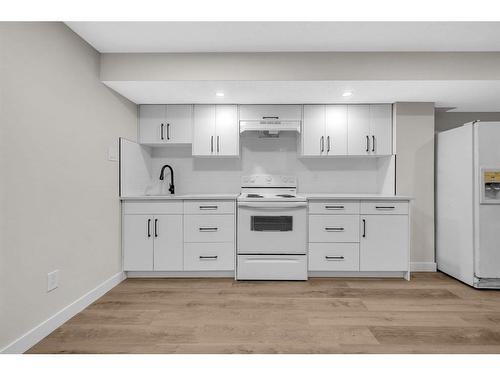 3624 67 Street Nw, Calgary, AB - Indoor Photo Showing Kitchen