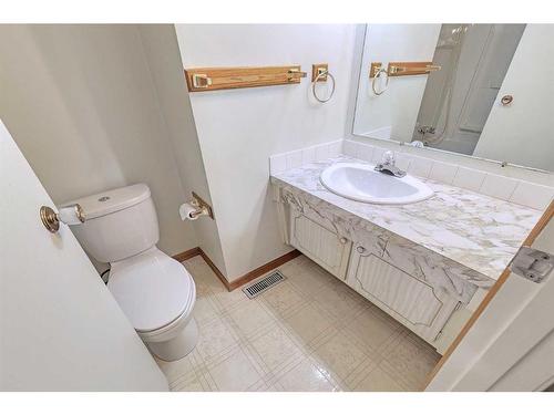 115 Queen Charlotte Place Se, Calgary, AB - Indoor Photo Showing Bathroom