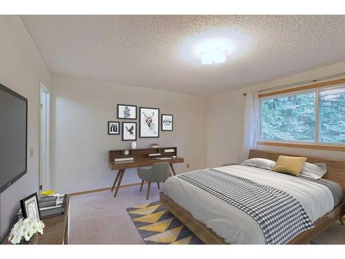 115 Queen Charlotte Place Se, Calgary, AB - Indoor Photo Showing Bedroom