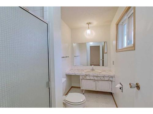 115 Queen Charlotte Place Se, Calgary, AB - Indoor Photo Showing Bathroom