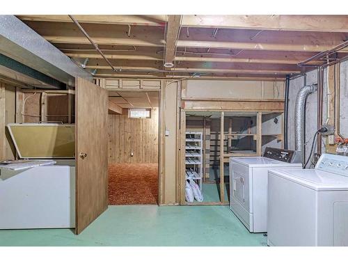 115 Queen Charlotte Place Se, Calgary, AB - Indoor Photo Showing Laundry Room