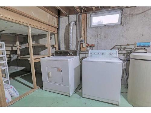 115 Queen Charlotte Place Se, Calgary, AB - Indoor Photo Showing Laundry Room