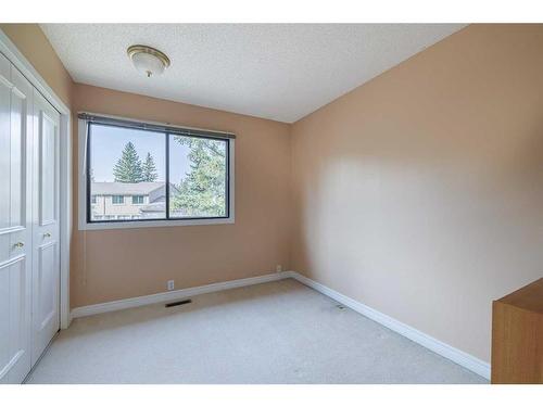 4-10457 19 Street Sw, Calgary, AB - Indoor Photo Showing Other Room