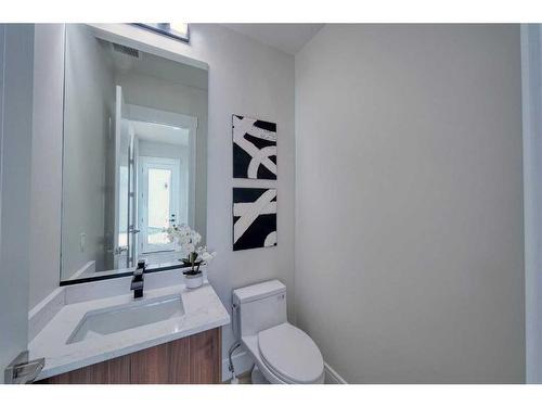 17 Hendon Place Nw, Calgary, AB - Indoor Photo Showing Bathroom