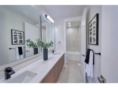 17 Hendon Place Nw, Calgary, AB - Indoor Photo Showing Bathroom