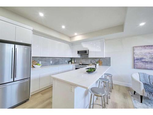 17 Hendon Place Nw, Calgary, AB - Indoor Photo Showing Kitchen