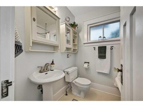 2221 26A Street Sw, Calgary, AB - Indoor Photo Showing Bathroom