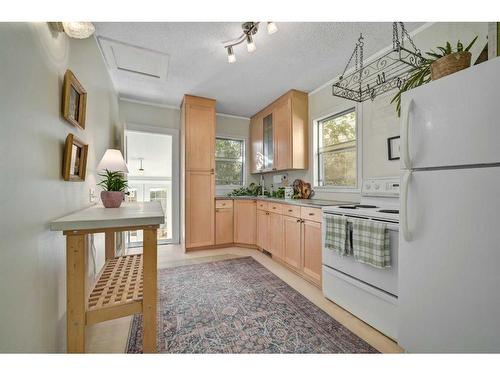 2221 26A Street Sw, Calgary, AB - Indoor Photo Showing Kitchen