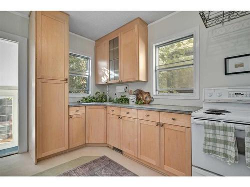 2221 26A Street Sw, Calgary, AB - Indoor Photo Showing Kitchen