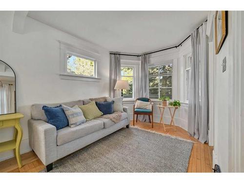 2221 26A Street Sw, Calgary, AB - Indoor Photo Showing Living Room