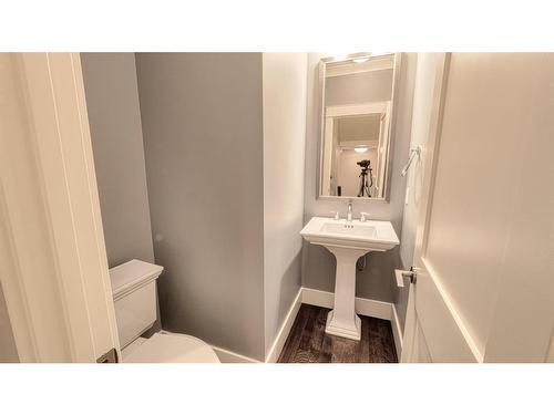 137 9 Avenue Ne, Calgary, AB - Indoor Photo Showing Bathroom