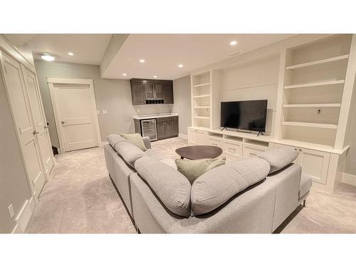 137 9 Avenue Ne, Calgary, AB - Indoor Photo Showing Living Room