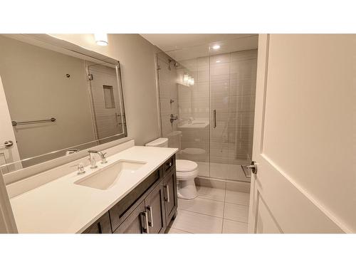 137 9 Avenue Ne, Calgary, AB - Indoor Photo Showing Bathroom