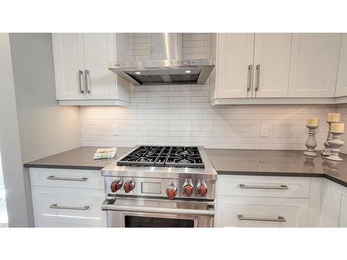 137 9 Avenue Ne, Calgary, AB - Indoor Photo Showing Kitchen With Upgraded Kitchen