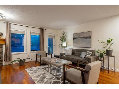 202-1920 26 Street Sw, Calgary, AB - Indoor Photo Showing Living Room