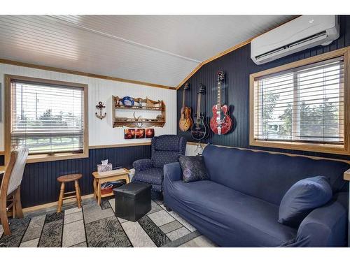 5 Central Avenue, Parkland, AB - Indoor Photo Showing Living Room