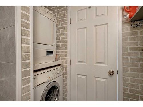 5 Central Avenue, Parkland, AB - Indoor Photo Showing Laundry Room