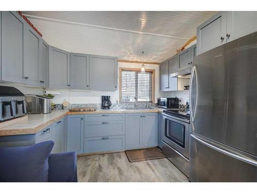 5 Central Avenue, Parkland, AB - Indoor Photo Showing Kitchen With Stainless Steel Kitchen