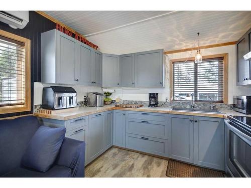 5 Central Avenue, Parkland, AB - Indoor Photo Showing Kitchen