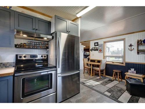 5 Central Avenue, Parkland, AB - Indoor Photo Showing Kitchen With Stainless Steel Kitchen