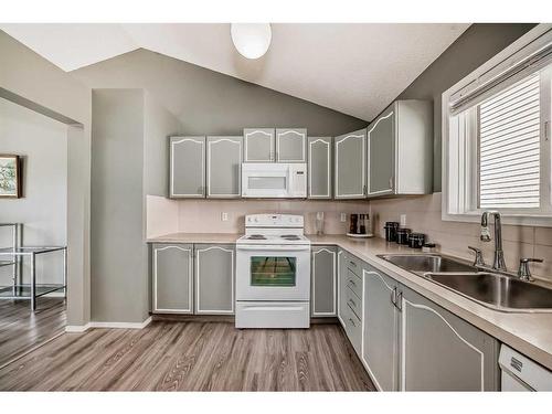 62 Erin Crescent Se, Calgary, AB - Indoor Photo Showing Kitchen