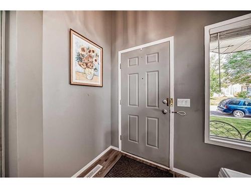 62 Erin Crescent Se, Calgary, AB - Indoor Photo Showing Living Room