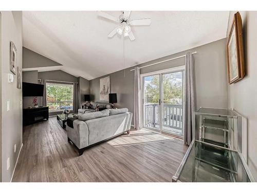 62 Erin Crescent Se, Calgary, AB - Indoor Photo Showing Living Room