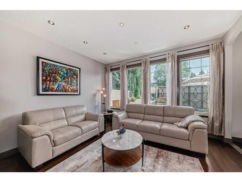 3918 2 Street Nw, Calgary, AB - Indoor Photo Showing Living Room