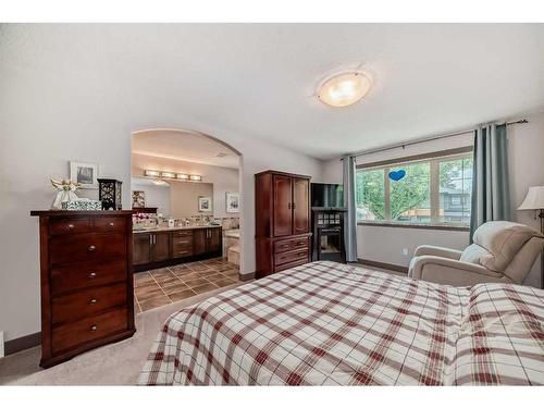 3918 2 Street Nw, Calgary, AB - Indoor Photo Showing Bedroom