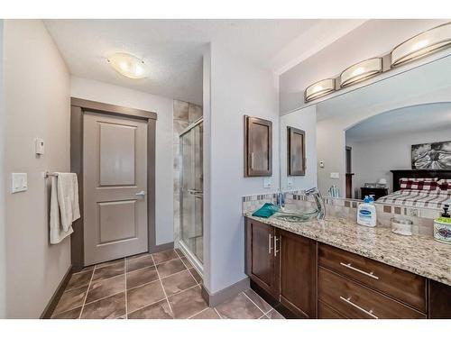 3918 2 Street Nw, Calgary, AB - Indoor Photo Showing Bathroom