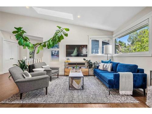 432 Strathcona Mews Sw, Calgary, AB - Indoor Photo Showing Living Room